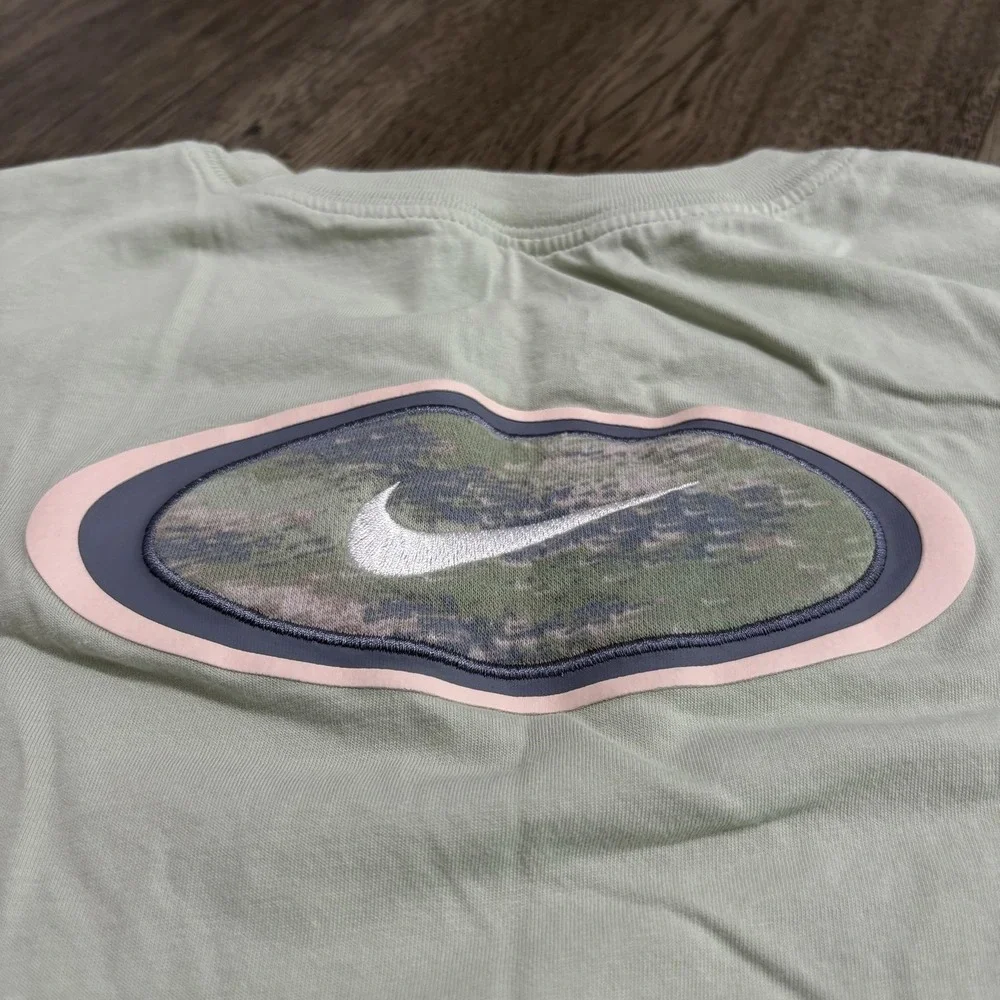 Nike Shirt Womens XS Green Cropped Team Sports Camo Logo Graphic The Nike Tee